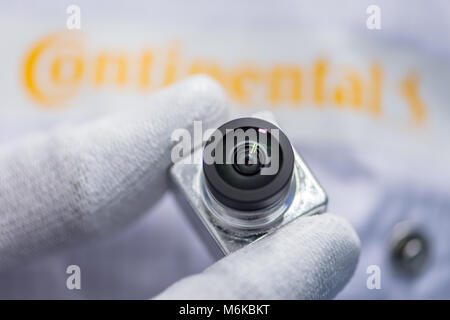 02 mars 2018, Allemagne, Berlin : Un employé assemble des caméras à 360 degrés à l'usine de fabrication de Continental. Photo : Armin Weigel/dpa Banque D'Images