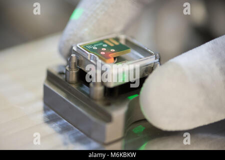 02 mars 2018, Allemagne, Berlin : Production de circuits imprimés pour des caméras à 360 degrés à l'usine de fabrication de Continental. Photo : Armin Weigel/dpa Banque D'Images