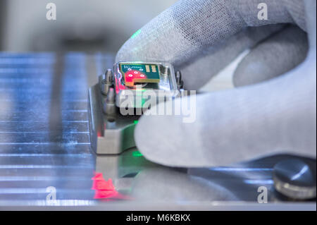 02 mars 2018, Allemagne, Berlin : Production de circuits imprimés pour des caméras à 360 degrés à l'usine de fabrication de Continental. Photo : Armin Weigel/dpa Banque D'Images