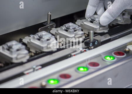 02 mars 2018, Allemagne, Berlin : Production de circuits imprimés pour des caméras à 360 degrés à l'usine de fabrication de Continental. Photo : Armin Weigel/dpa Banque D'Images