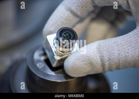 02 mars 2018, Allemagne, Berlin : Un employé assemble des caméras à 360 degrés à l'usine de fabrication de Continental. Photo : Armin Weigel/dpa Banque D'Images