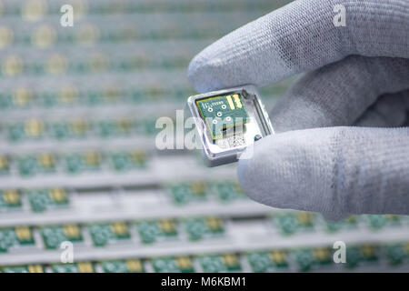 02 mars 2018, Allemagne, Berlin : Production de circuits imprimés pour des caméras à 360 degrés à l'usine de fabrication de Continental. Photo : Armin Weigel/dpa Banque D'Images