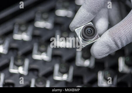 02 mars 2018, Allemagne, Berlin : Un employé assemble des caméras à 360 degrés à l'usine de fabrication de Continental. Photo : Armin Weigel/dpa Banque D'Images