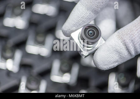 02 mars 2018, Allemagne, Berlin : Un employé assemble des caméras à 360 degrés à l'usine de fabrication de Continental. Photo : Armin Weigel/dpa Banque D'Images