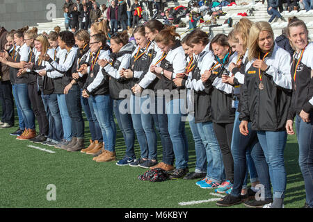 03 mars 2018, Belgique, Bruxelles : l'Europe XV Rugby Femmes championnat 2018. L'équipe allemande reçoit le bronze lors de la finale entre l'Espagne et les Pays-Bas.- PAS DE SERVICE DE FIL - Photo : Jürgen Keßler/dpa Banque D'Images