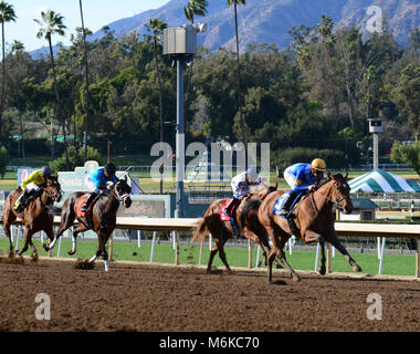 Arcadia, CA, USA. 5Th Mar, 2018. Cheval de course - bien bonjour avec jockey FLAVIEN PRAT mener le pack au fil électrique au cours de la 7e race Santa Anita Race Track, Arcadia, Californie, USA, le 4 mars 2018.Image Crédit cr Scott Mitchell/ZUMA Press Crédit : Scott Mitchell/ZUMA/Alamy Fil Live News Banque D'Images