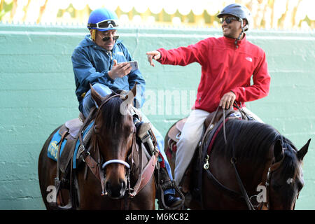 Arcadia, CA, USA. 5Th Mar, 2018. L'équipe de piste tuer le temps entre les courses à Santa Anita Race Track, Arcadia, Californie, USA, le 4 mars 2018.Image Crédit cr Scott Mitchell/ZUMA Press Crédit : Scott Mitchell/ZUMA/Alamy Fil Live News Banque D'Images