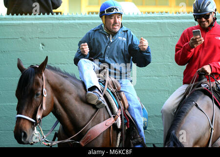 Arcadia, CA, USA. 5Th Mar, 2018. L'équipe de piste vous détendre entre les races au Santa Anita Race Track, Arcadia, Californie, USA, le 4 mars 2018.Image Crédit cr Scott Mitchell/ZUMA Press Crédit : Scott Mitchell/ZUMA/Alamy Fil Live News Banque D'Images