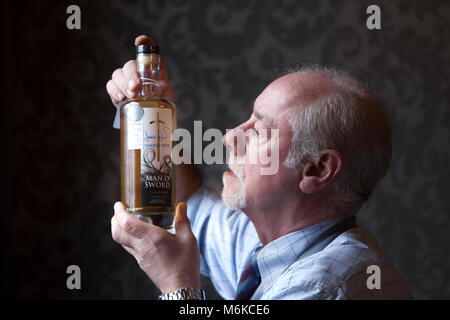 Edimbourg, Ecosse. 5 mars, 2018.. Appuyez sur Appeler des bouteilles de whisky sont en vente Bonhams. Le Whisky vente elle-même a lieu au 22, rue Queen, le mercredi 7 mars à 11h00. Sur la photo : Danny McTlwraith. Pako Mera/Alamy Live News Crédit : Pako Mera/Alamy Live News Banque D'Images