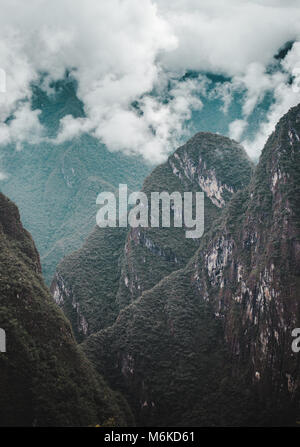 Andes dans le brouillard tôt le matin autour de Machu Picchu au Pérou Banque D'Images