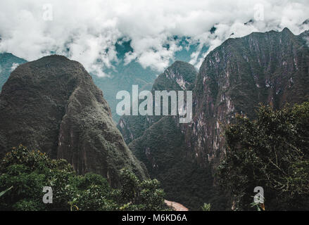 Andes dans le brouillard tôt le matin autour de Machu Picchu au Pérou Banque D'Images