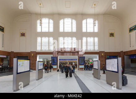 Salzbourg, Autriche - Mars 03, 2018 : Salzburgs gare principale avec hall d'entrée impressionnant avec les sports d'hiver les voyageurs. Banque D'Images