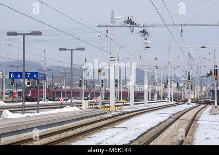 La gare de Salzbourg les voies avec les lignes électriques et les feux de signalisation Banque D'Images