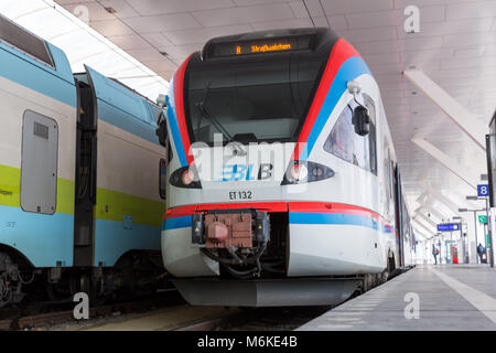 Salzbourg, Autriche - Mars 03, 2018 : train électrique à la la gare principale (Hauptbahnhof) Plate-forme. Banque D'Images