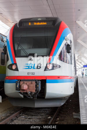 Salzbourg, Autriche - Mars 03, 2018 : train électrique à la la gare principale (Hauptbahnhof) Plate-forme. Banque D'Images