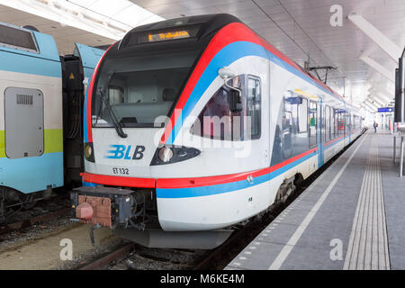 Salzbourg, Autriche - Mars 03, 2018 : train électrique à la la gare principale (Hauptbahnhof) Plate-forme. Banque D'Images