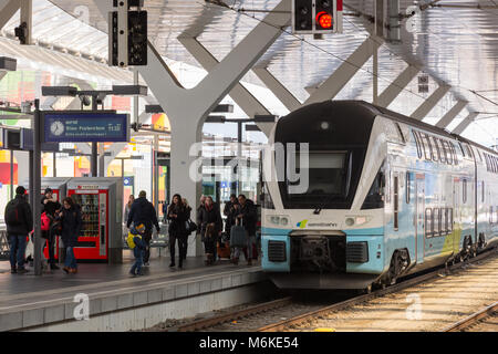 Salzbourg, Autriche - Mars 03, 2018 : train électrique et les passagers de l'la gare principale (Hauptbahnhof) Banque D'Images