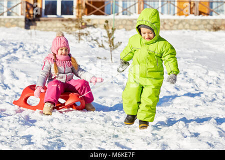 Journée d'hiver sur la luge pour les enfants Banque D'Images