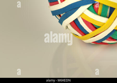 Bande caoutchouc balle faite de plusieurs bandes élastiques colorées isolé sur fond blanc Banque D'Images