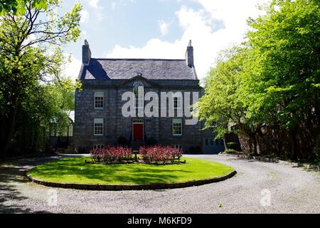 Période de grande Maison Individuelle Maison de granit. High Street, Old Aberdeen, sur une journée de printemps ensoleillée. L'Écosse, au Royaume-Uni. Mai, 2016. Banque D'Images
