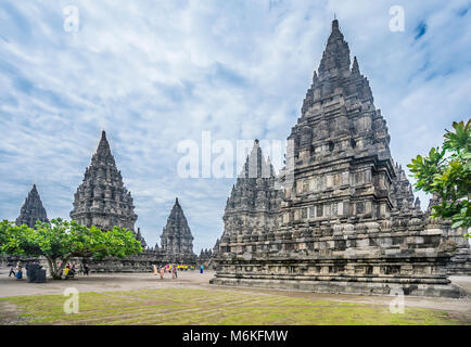 L'Indonésie, Java central, mi-9e siècle Temple Hindou de Prambanan, complexe dans le premier plan, le Vahana temple dédié au Garuda oiseau légendaire Banque D'Images
