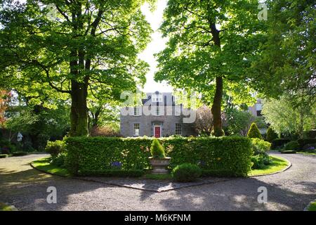 Grande propriété de luxe Période Granit et symétrique jardin avant. Ancien Campus de l'Université d'Aberdeen, Aberdeen, Écosse, Royaume-Uni. Banque D'Images