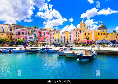 Belle île de Procida, vue aux maisons colorées et des bateaux de pêche traditionnels, Campanie, Italie. Banque D'Images