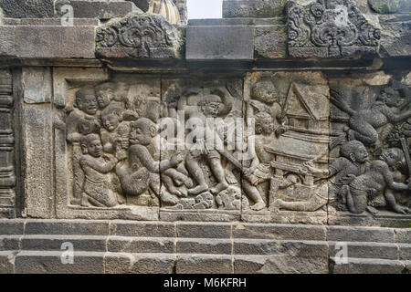 L'Indonésie, Java central, bas-relief galeries le long des balustrades du temple de Shiva à mi-9e siècle hindou de Prambanan Temple complexe Banque D'Images