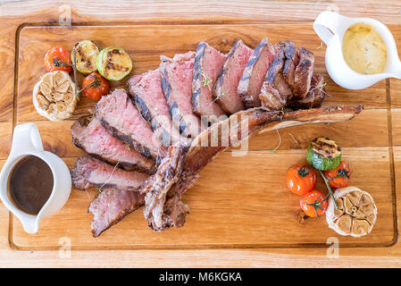 Tomahawk grillé Steak sur plaque de bois Banque D'Images