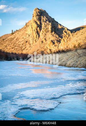 Eagle Rock nid et partiellement congelée embranchement nord de la rivière cache la poudre dans le nord du Colorado à Livermore, près de Fort Collins, paysage d'hiver Banque D'Images