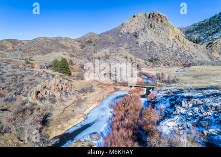 Eagle Rock nid et partiellement congelée embranchement nord de la rivière cache la poudre dans le nord du Colorado à Livermore, près de Fort Collins, l'hiver Banque D'Images