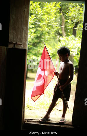 Drapeau communiste avec garçon et fille,.. Banque D'Images