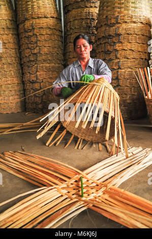 Kanchanaburi, Thaïlande - 16 septembre 2012 : panier tissage à la main dans les régions rurales à Kanchanaburi, Thaïlande Banque D'Images