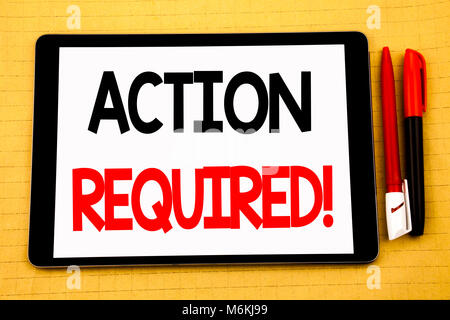 L'écriture conceptuelle d'inspiration légende de texte montrant d'action nécessaire. Concept d'affaires urgent pour diffusion immédiate écrit sur fond de bois comprimé, wi Banque D'Images