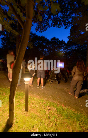 2017 Festival du ciel nocturne. Shenandoah National Park's 2017 Night Sky Festival a eu lieu du vendredi 18 août au lundi 21 août. Les activités comprenaient des visites, constellation portée solaire, affichage des programmes des Rangers juniors, et bien plus encore ! Le festival célèbre la nuit obscure du ciel et de la science qui nous aide à comprendre l'univers au-delà de notre planète Terre. Ce programme du soir a eu lieu le samedi 19 août à la Big Meadows Amphitheater. NASA Jet Propulsion Laboratory Système solaire l'Ambassadeur Greg Redfern est de donner le programme sur la vie des étoiles. Banque D'Images