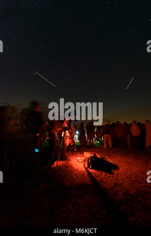 2017 Festival du ciel nocturne. Shenandoah National Park's 2017 Night Sky Festival a eu lieu du vendredi 18 août au lundi 21 août. Les activités comprenaient des visites, constellation portée solaire, affichage des programmes des Rangers juniors, et bien plus encore ! Le festival célèbre la nuit obscure du ciel et de la science qui nous aide à comprendre l'univers au-delà de notre planète Terre. Ce programme du soir a eu lieu le samedi, 19 août à Big Meadows. Rejoint les Rangers avec la NASA NASA Jet Propulsion Laboratory Système solaire l'Ambassadeur Greg Redfern et stargazed ont visité les constellations avec les visiteurs. Banque D'Images