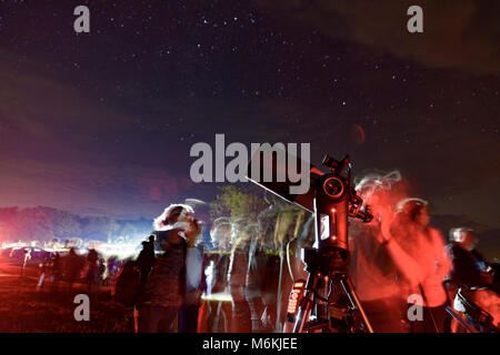 2017 Festival du ciel nocturne. Shenandoah National Park's 2017 Night Sky Festival a eu lieu du vendredi 18 août au lundi 21 août. Les activités comprenaient des visites, constellation portée solaire, affichage des programmes des Rangers juniors, et bien plus encore ! Le festival célèbre la nuit obscure du ciel et de la science qui nous aide à comprendre l'univers au-delà de notre planète Terre. Ce programme du soir a eu lieu le samedi, 19 août à Big Meadows. Rejoint les Rangers avec la NASA NASA Jet Propulsion Laboratory Système solaire l'Ambassadeur Greg Redfern et stargazed ont visité les constellations avec les visiteurs. Banque D'Images