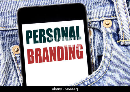 Texte écrit à la main l'inspiration légende montrant Personal Branding. Concept d'affaires pour la construction d'une image de marque écrit sur smartphone dans Pantalon de jeans. Zone bleue Banque D'Images