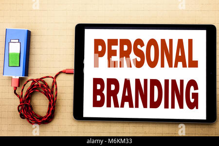 Texte écrit à la main l'inspiration légende montrant Personal Branding. Concept d'affaires pour la construction d'une image de marque écrit sur tablet pc portable avec dos texturé Blanc Banque D'Images