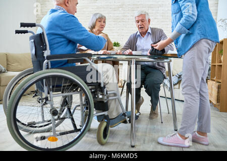 Les personnes jouant à des jeux Banque D'Images