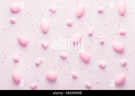 Dragées bonbons, guimauve et saupoudrer pour mariage, fond rose Banque D'Images