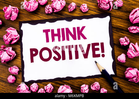 Texte écrit à la main l'inspiration légende montrant pensez positif. Concept d'affaires pour l'attitude de positivité écrit sur sticky note papier, fond de bois Banque D'Images