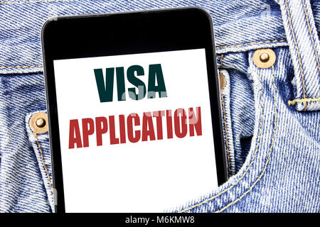 Texte écrit à la main l'inspiration légende montrant Demande de visa. Concept d'affaires pour appliquer Passeport écrit sur smartphone dans Pantalon de jeans. Blue background Banque D'Images