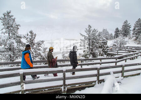 Première voies après la neige fraîche sur les trottoirs au Mammouth. Banque D'Images