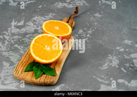 Orange sur un fond de bois. Vue d'en haut. Espace libre pour le texte . Banque D'Images