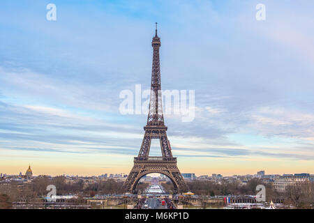 Tour Eiffel isolé dans le centre de Paris, avec une faible ligne de ville et ciel Banque D'Images