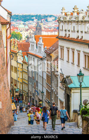Les touristes dans la rue devant le Château de Prague Banque D'Images