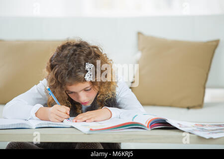 Cute girl faire des devoirs pour l'école Banque D'Images