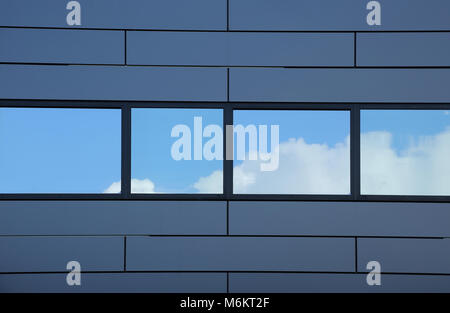 Panneaux composites en aluminium installé à côté des fenêtres en verre réfléchissant sur le nouveau Crowne Plaza Hotel à l'aéroport d'Heathrow à Londres, Royaume-Uni Banque D'Images