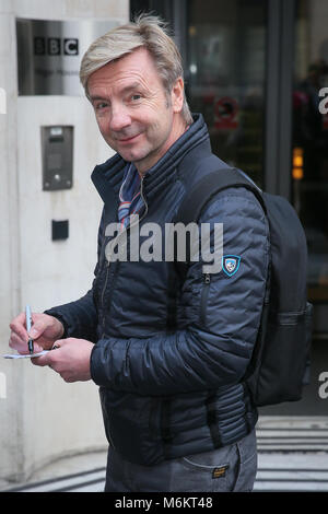 Jane Torvill et Christopher Dean laissant BBC Radio 2 après la promotion de l'ITV 'Dancing On Ice show' à Londres en vedette : Christopher Dean Où : London, Royaume-Uni Quand : 02 Feb 2018 Credit : WENN.com Banque D'Images